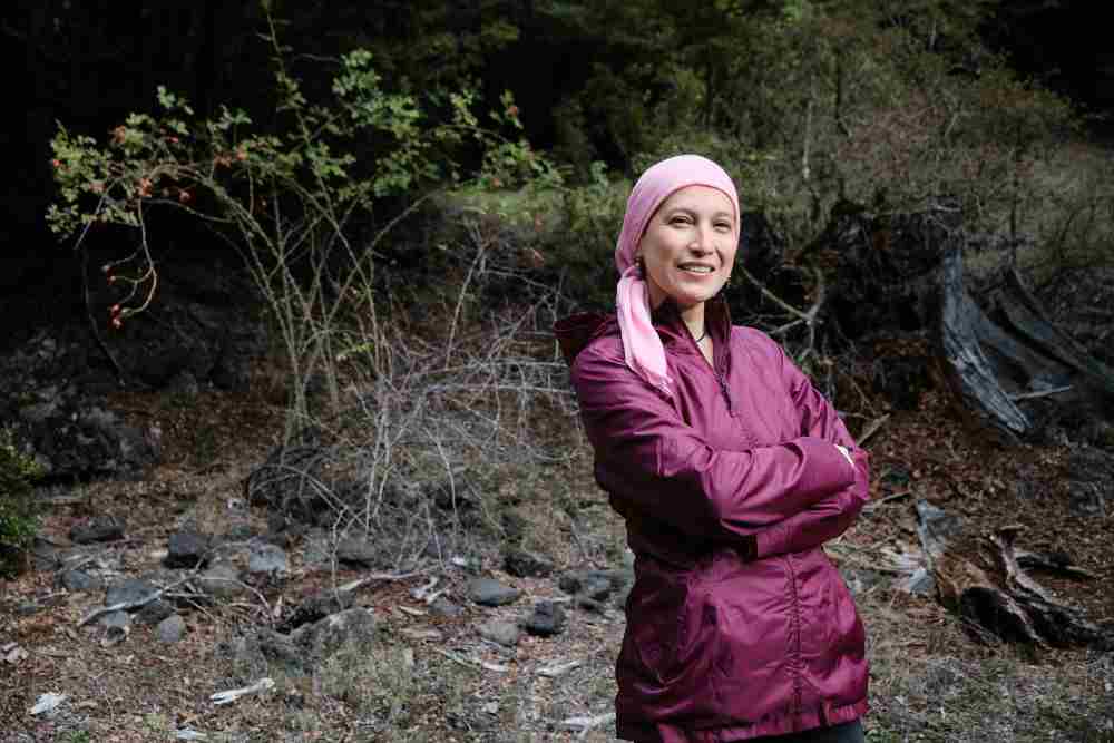 Présentation d'une dame avec un turban et K-Way bordeau dans la nature