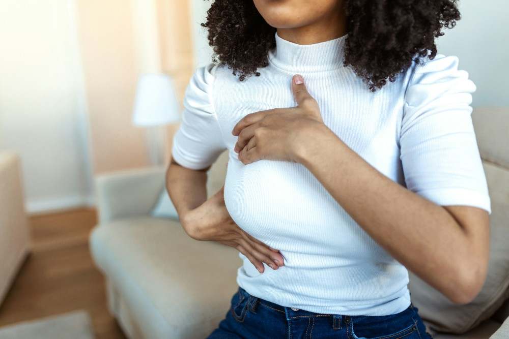 Présentation d'une femme pratiquant une auto palpation des seins