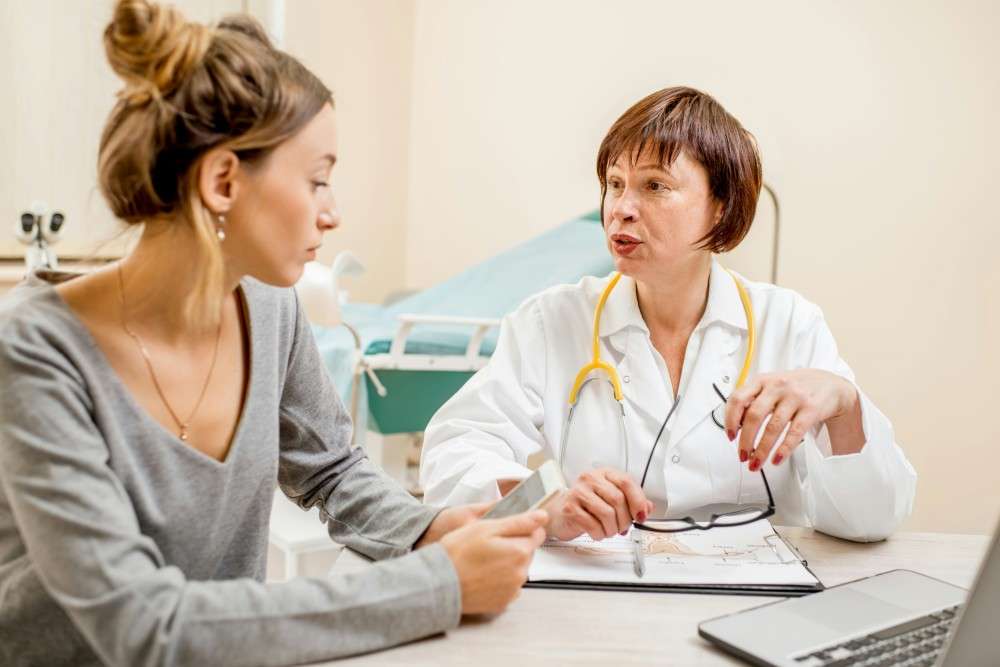 Explication du médecin à sa patiente de la rééducation périnéale après un cancer de la vulve