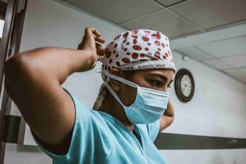 Médecin se préparant pour réaliser une biopsie mammaire