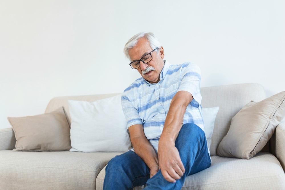 Homme présentant des douleurs osseuses