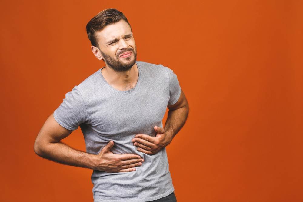 Homme souffrant d'épigastralgies