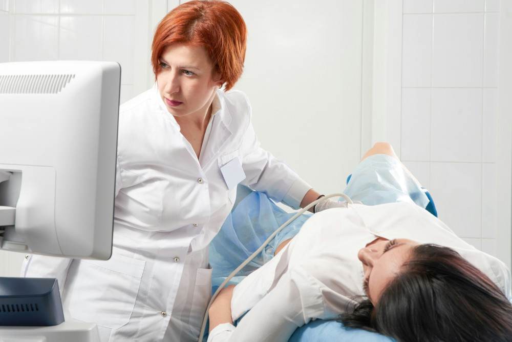 Patiente se faisant examiner pour kyste ovarien douleur