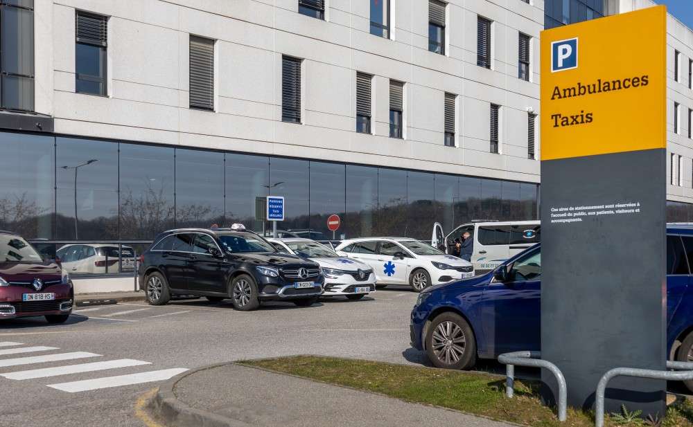 Présentation d'un taxi médicalisé devant un hôpital