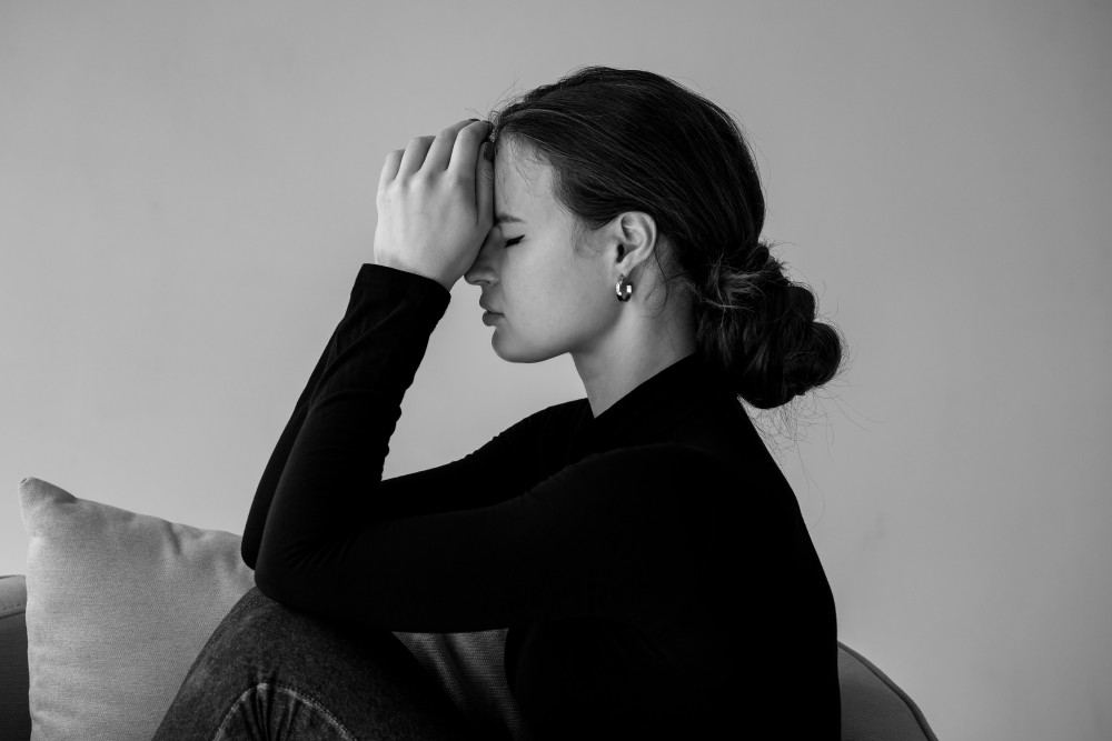 Femme couvrant son corps problèmes cutanés