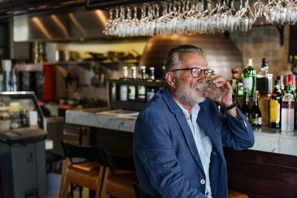 homme-buvant-de-l-alcool-mauvais-pour-la-prostate Homme buvant de l'alcool mauvais pour la prostate