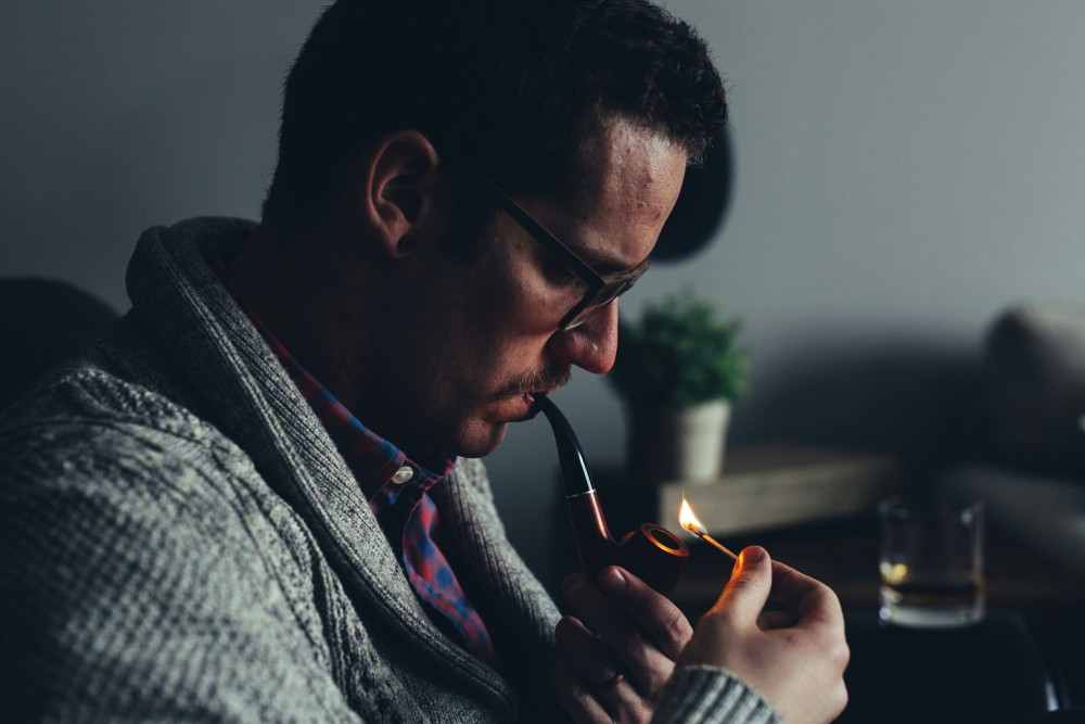 homme-fumant-la-pipe-prostate-6-mauvaises-habitudes-a-eviter Homme fumant la pipe prostate 6 mauvaises habitudes à éviter