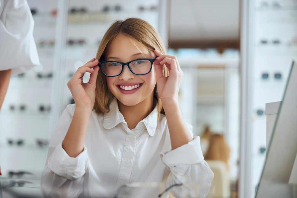 Jeune fille essayant des lunettes de vue