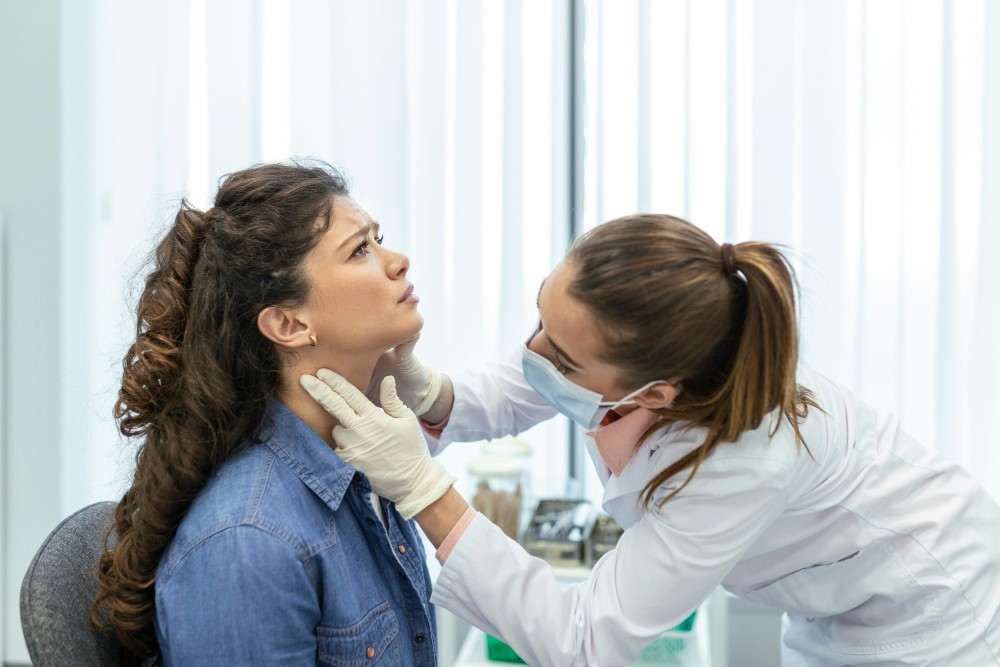 Lymphomes hodgkiniens ou non hodgkiniens, femme examinée par le médecin
