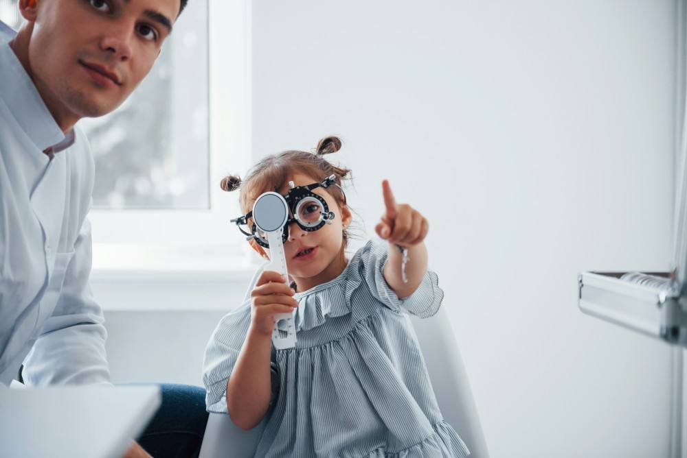 Petite fille faisant un test de vue pour mettre des lunettes