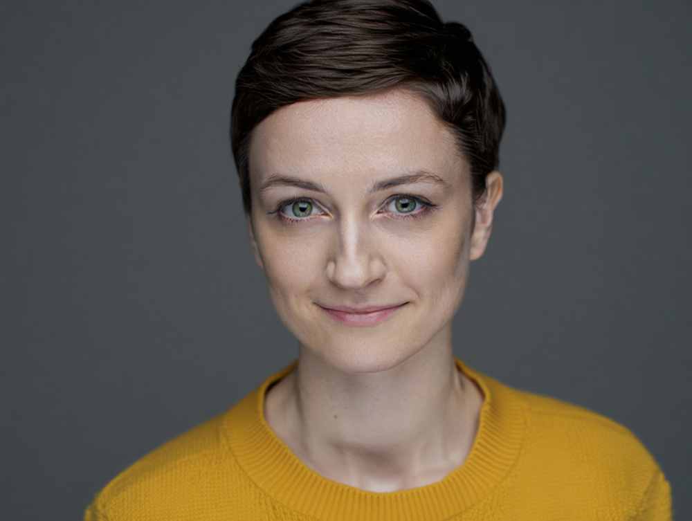 Femme après kératopigmentation yeux verts couleur définitive