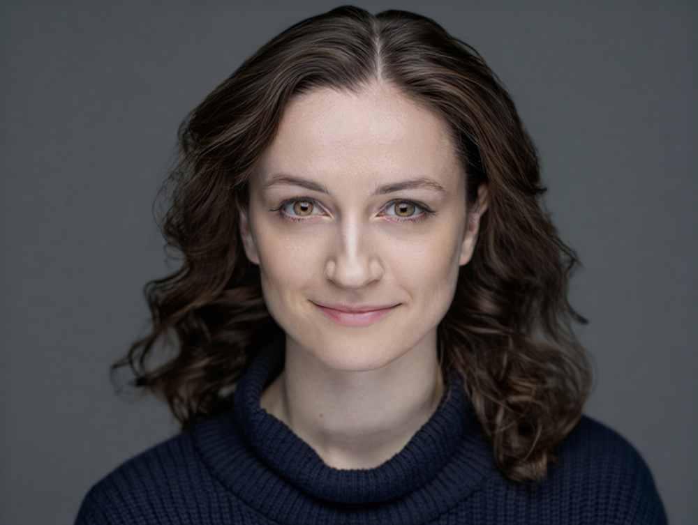 Femme aux yeux marron avant changement couleur des yeux
