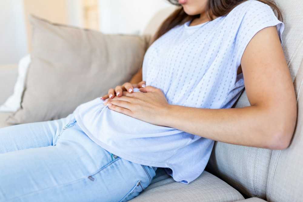 femme-souffrant-de-douleurs-pelviennes-adenomyose Femme souffrant de douleurs pelviennes adénomyose