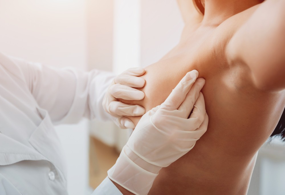 Médecin pratiquant la palpation du sein chez une patiente