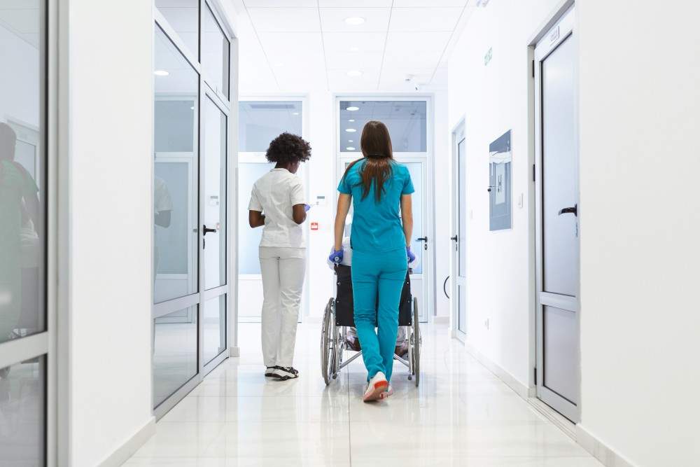 Soignants avec personne âgée, maison de retraite médicalisée  EHPAD