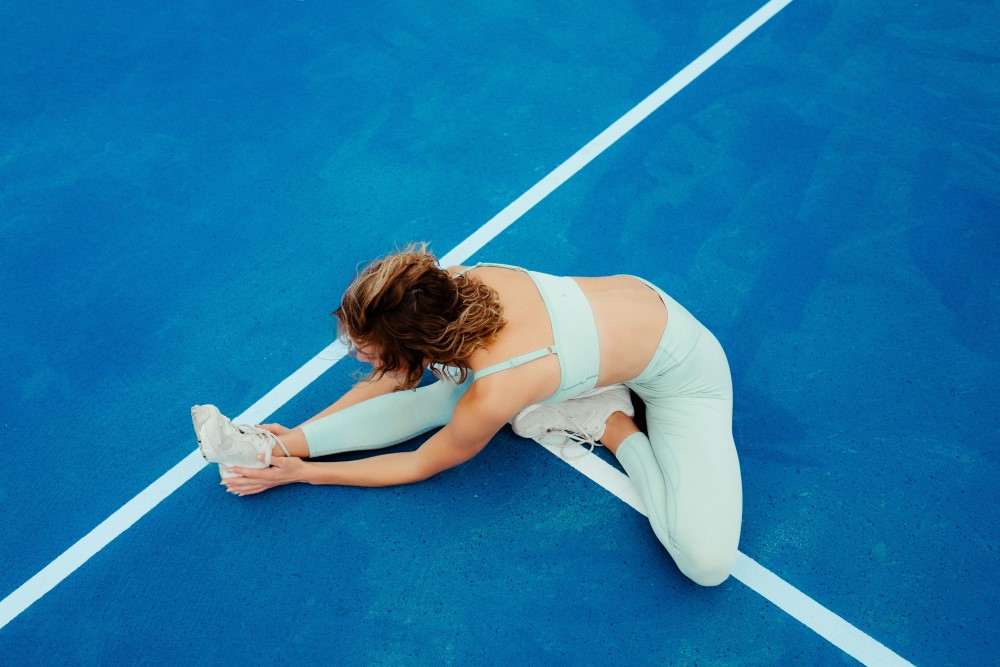 Sportive effectuant étirement bienfaits pour le foie