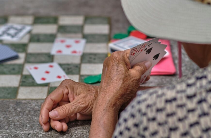 Vieillir bien jeu de cartes activités personne âgée