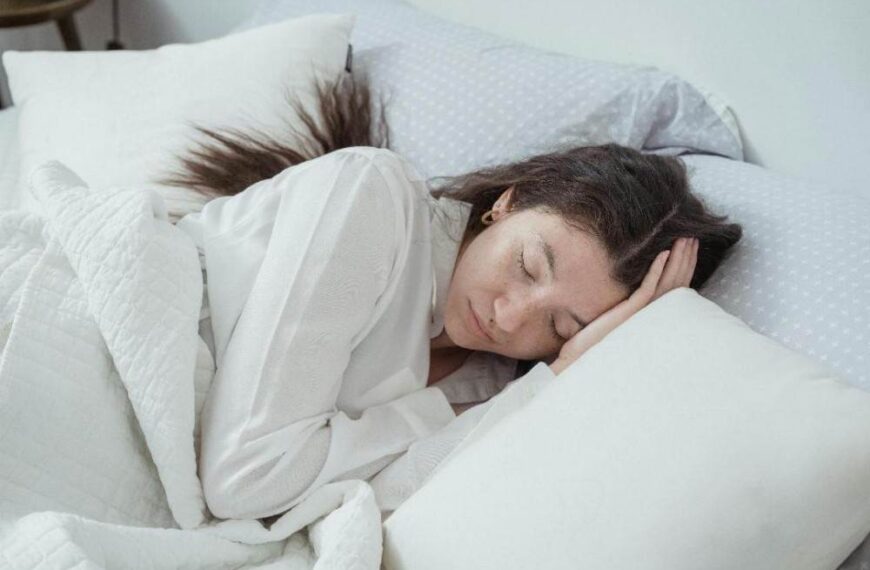 Femme qui dort sur un bon matelas