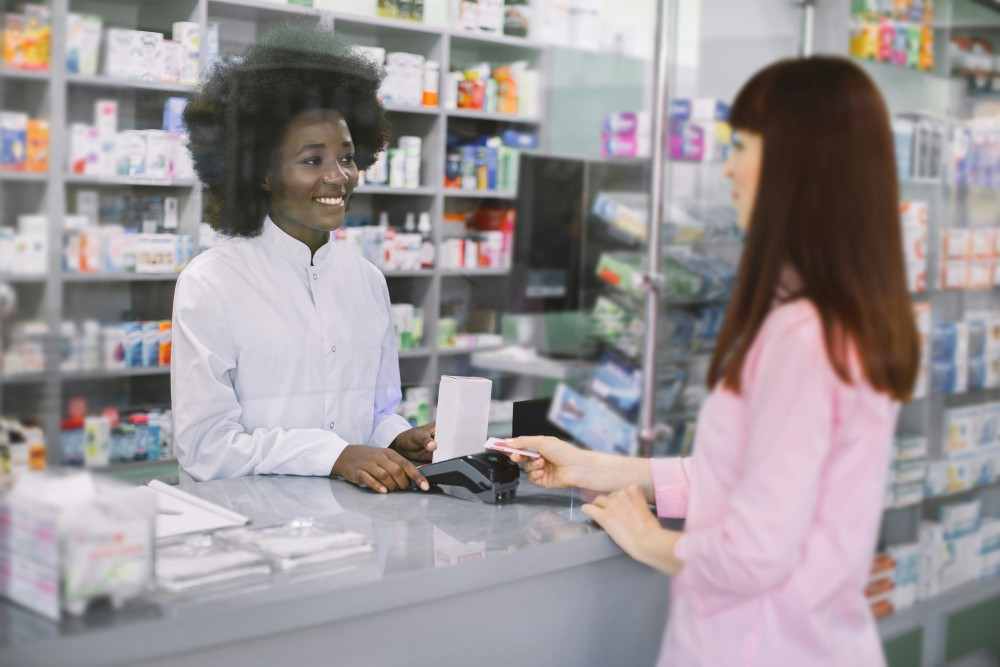 Combien de temps est valable une ordonnance, pharmacienne avec sa cliente