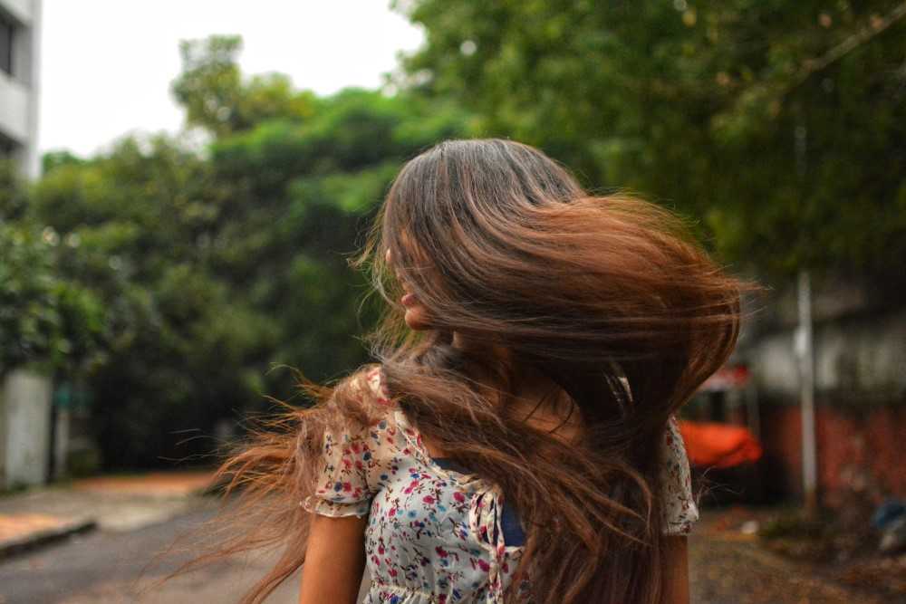 Femme ayant préservé sa chevelure pendant chimiothérapie