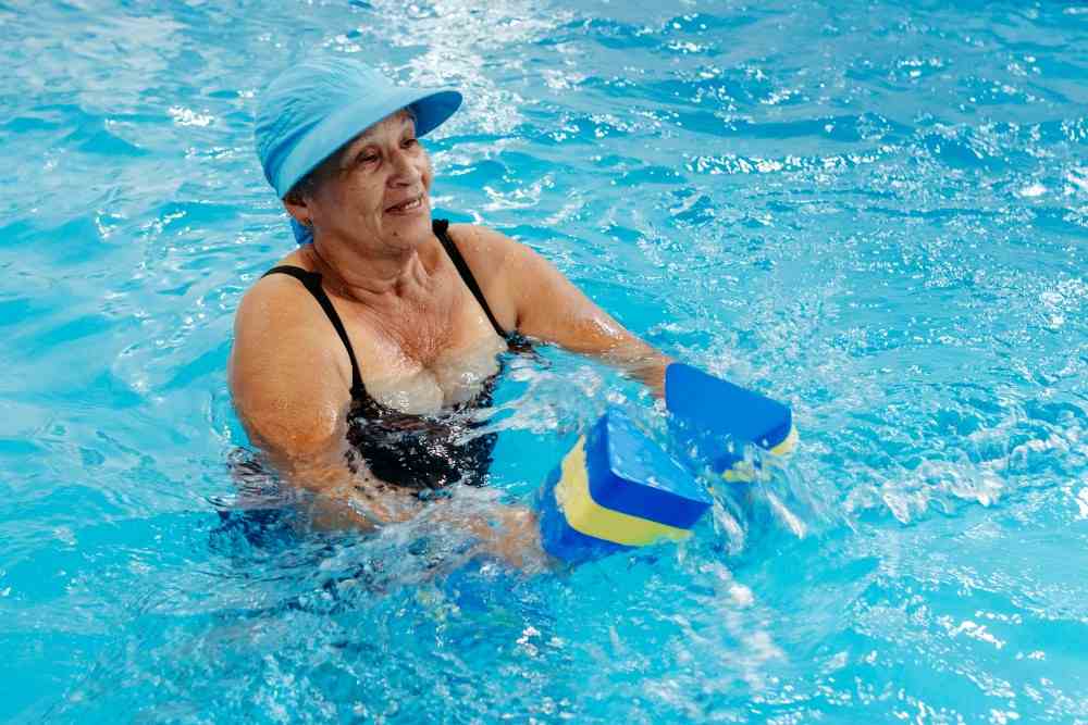 Femme faisant aquagym pour la forme