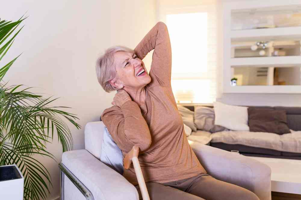 Femme ayant des douleurs aux cervicales, ostéoporose