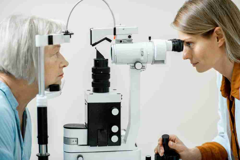 Femme faisant un examen de la vue