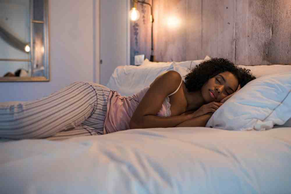 Sommeil et bien être solutions de couchage femme dormant bien