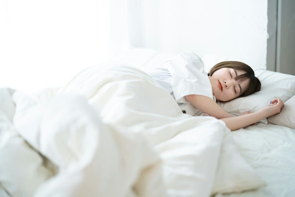 Femme endormie ayant un bon contrôle des hormones