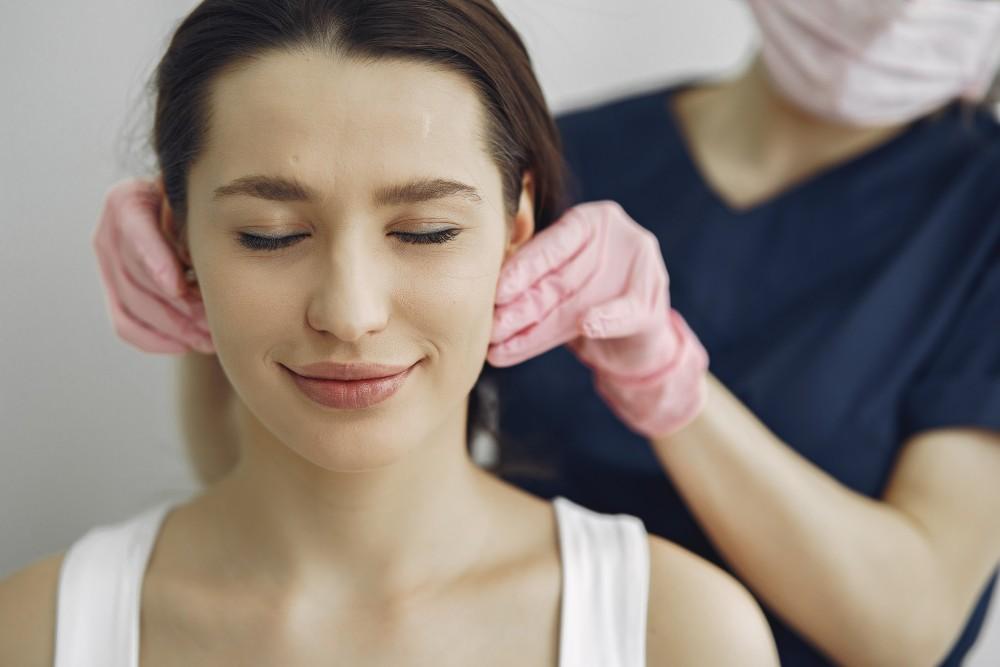 Femme examinée pour lifting cervical