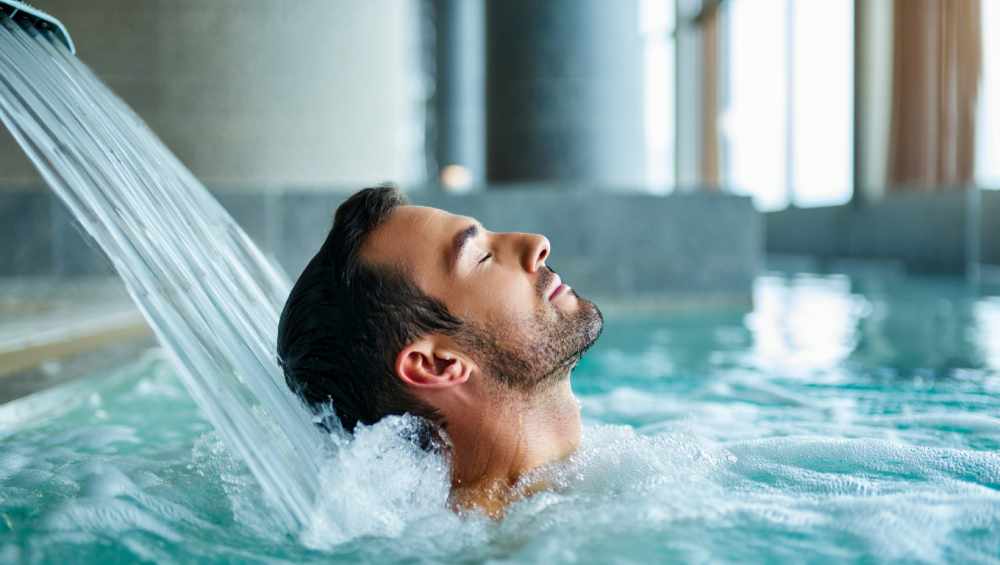 Homme ayant des massages aquatiques pour arthrose cervicale