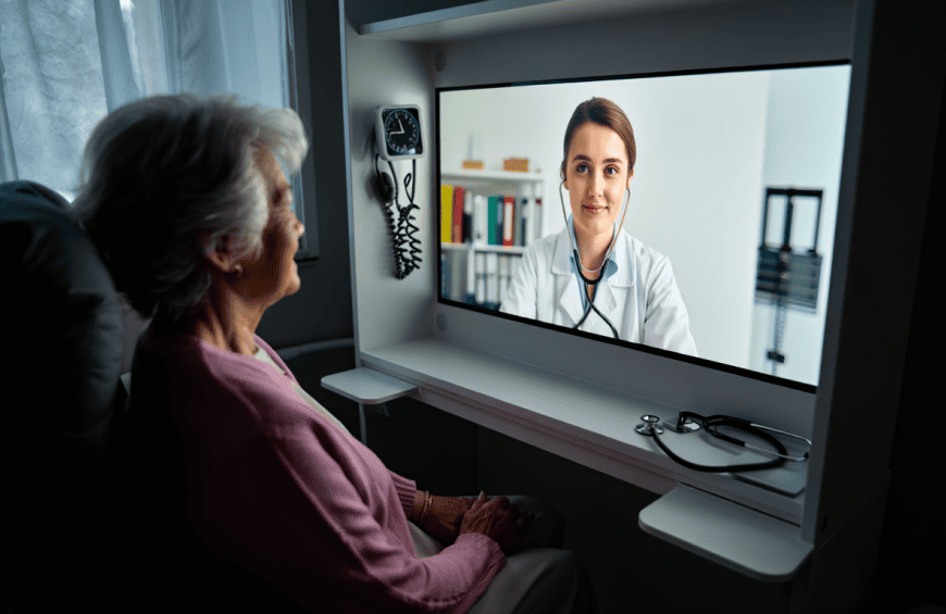 Femme âgée en téléconsultation pharmacie