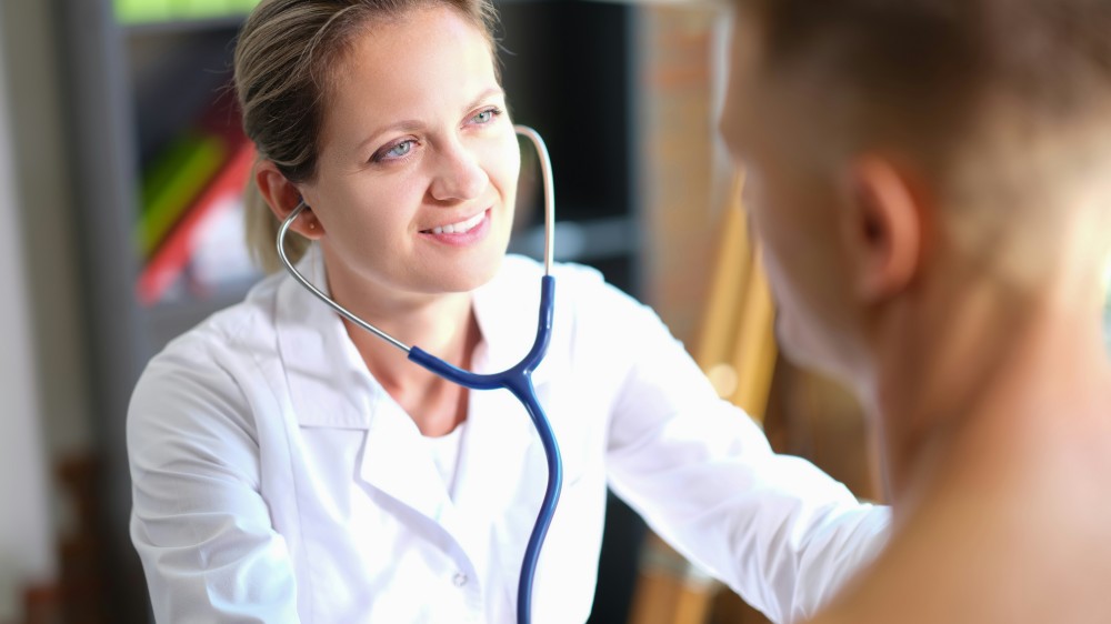 Fréquence cardiaque normale en fonction de l'âge, médecin prenant le rythme cardiaque