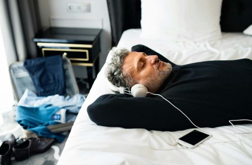 Homme écoutant une musique relaxante douce anti-stress
