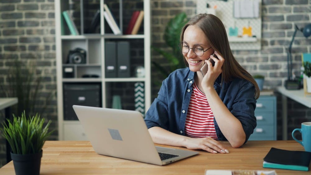 monespacesante comment ça marche, jeune femme sur son pc sur l'application et au téléphone