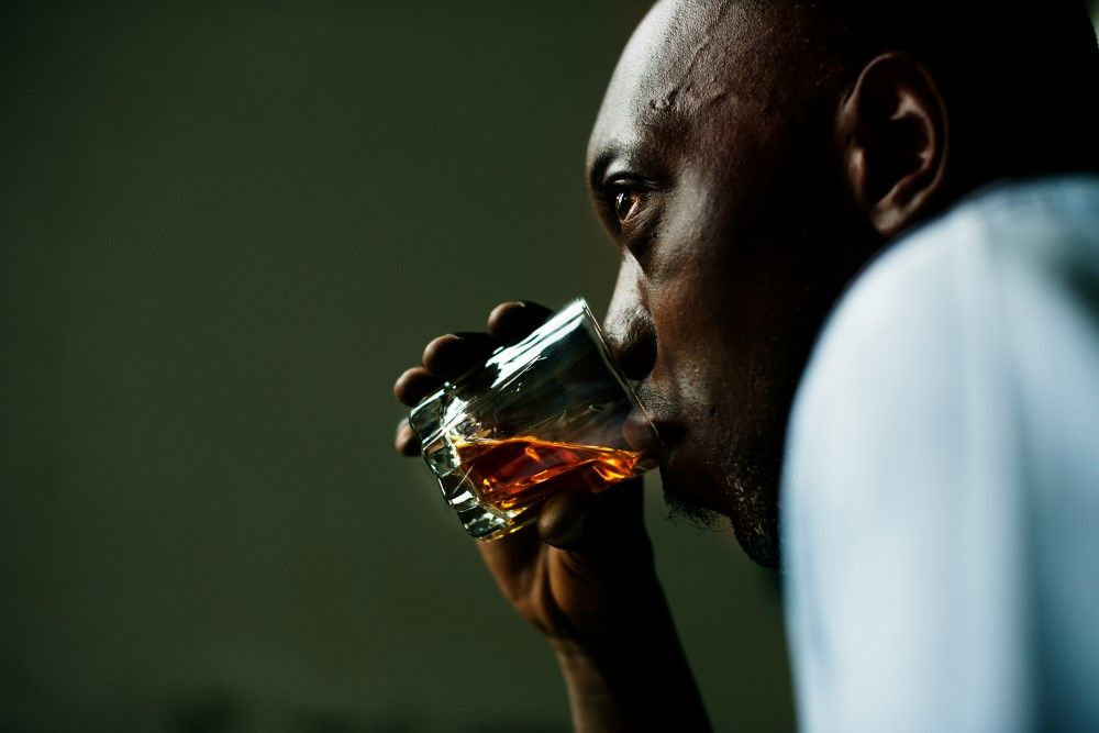 Présentation d'un homme abusant de l'alcool