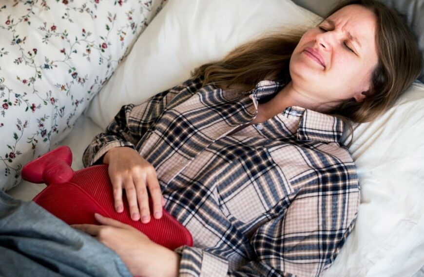 Quels sont les 8 signes du cancer des ovaires, femme ayant des douleurs abdominales intenses