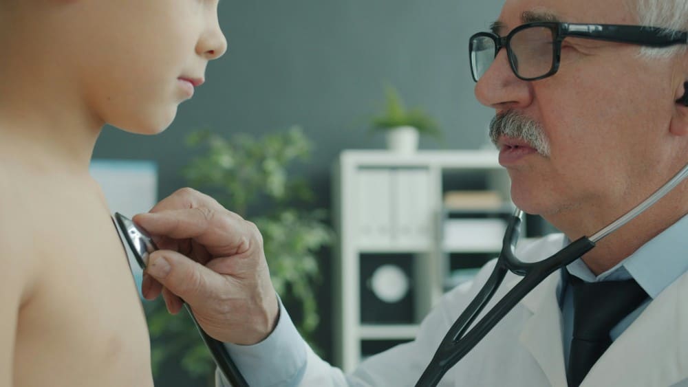 Docteur avec son petit patient malade