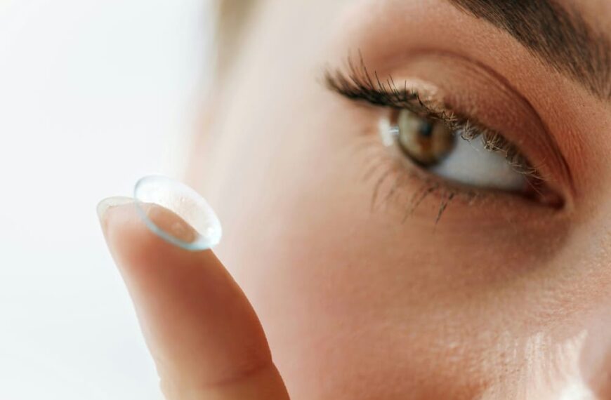 Femme mettant sa lentille de contact, hygiène parfaite des mains