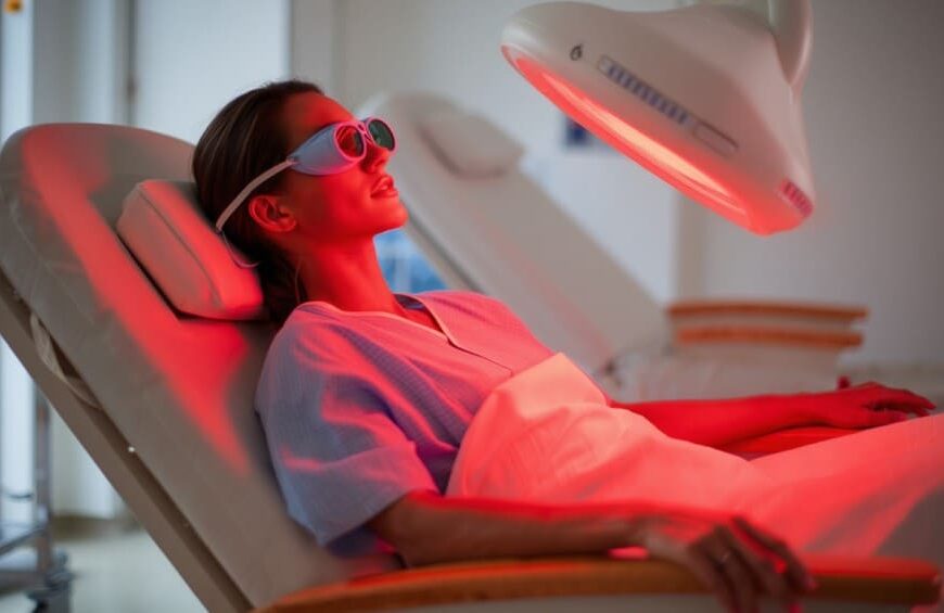 Femme sous luminothérapie cancer, lumière rouge