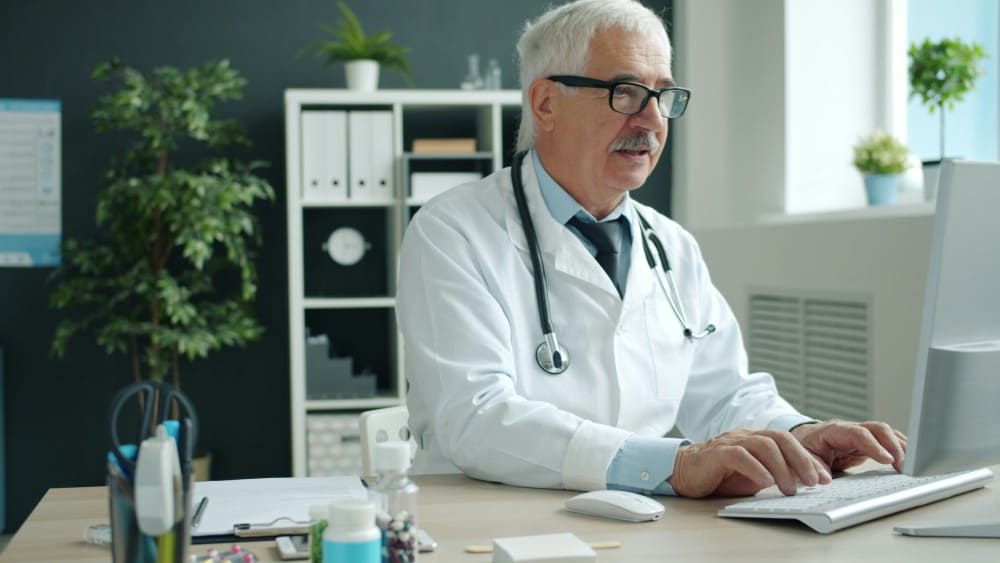 Médecin avec le problème de carte vitale qui ne fonctionne pas