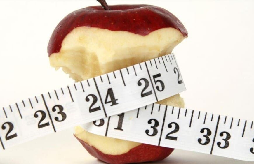 Microbiote et perte de poids, pomme entamée et mètre ruban