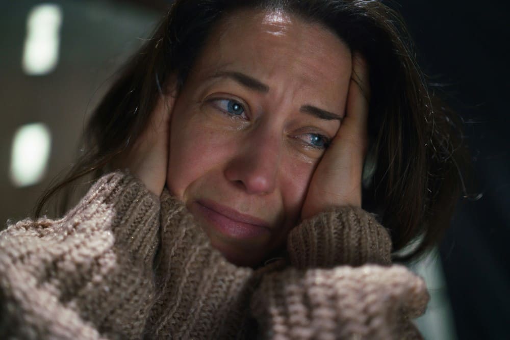 Femme triste perdant la mémoire