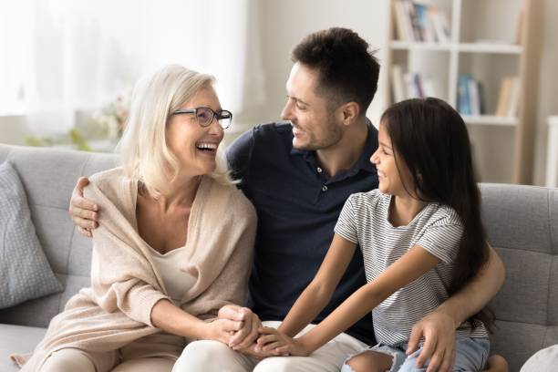 Famille comparant les cotisations mutuelle senior