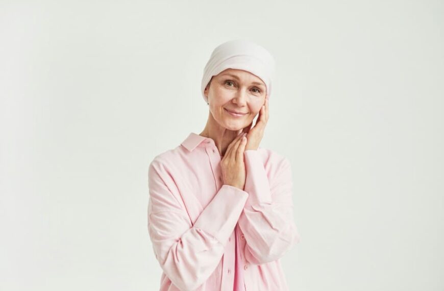 Femme avec un turban sur la tête ayant maladie de Kahler