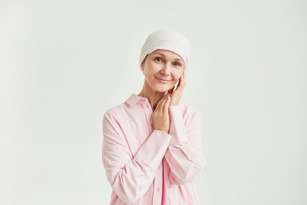 Femme avec un turban sur la tête ayant maladie de Kahler