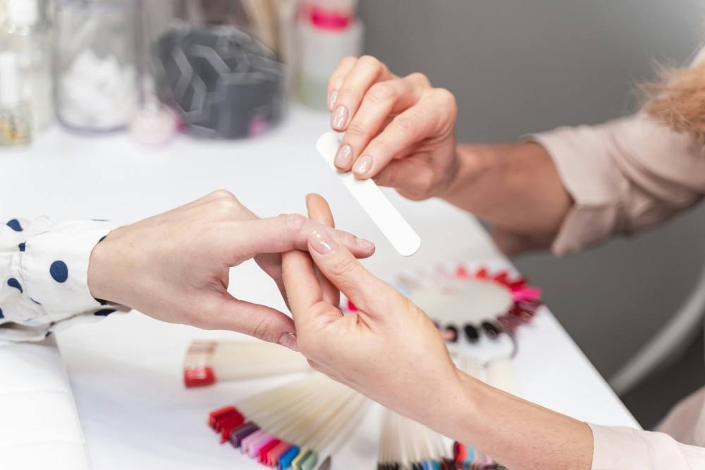 Femme faisant une manucure pour ses ongles fragilisés