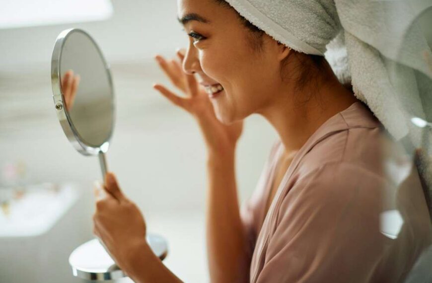 Femme prenant soin de sa peau