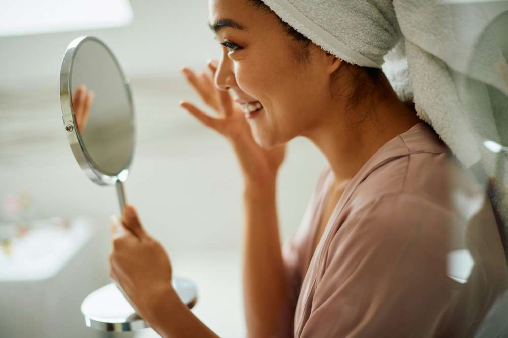 Femme prenant soin de sa peau