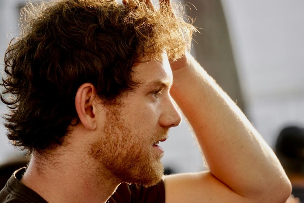 Homme avec de beaux cheveux post-chimio